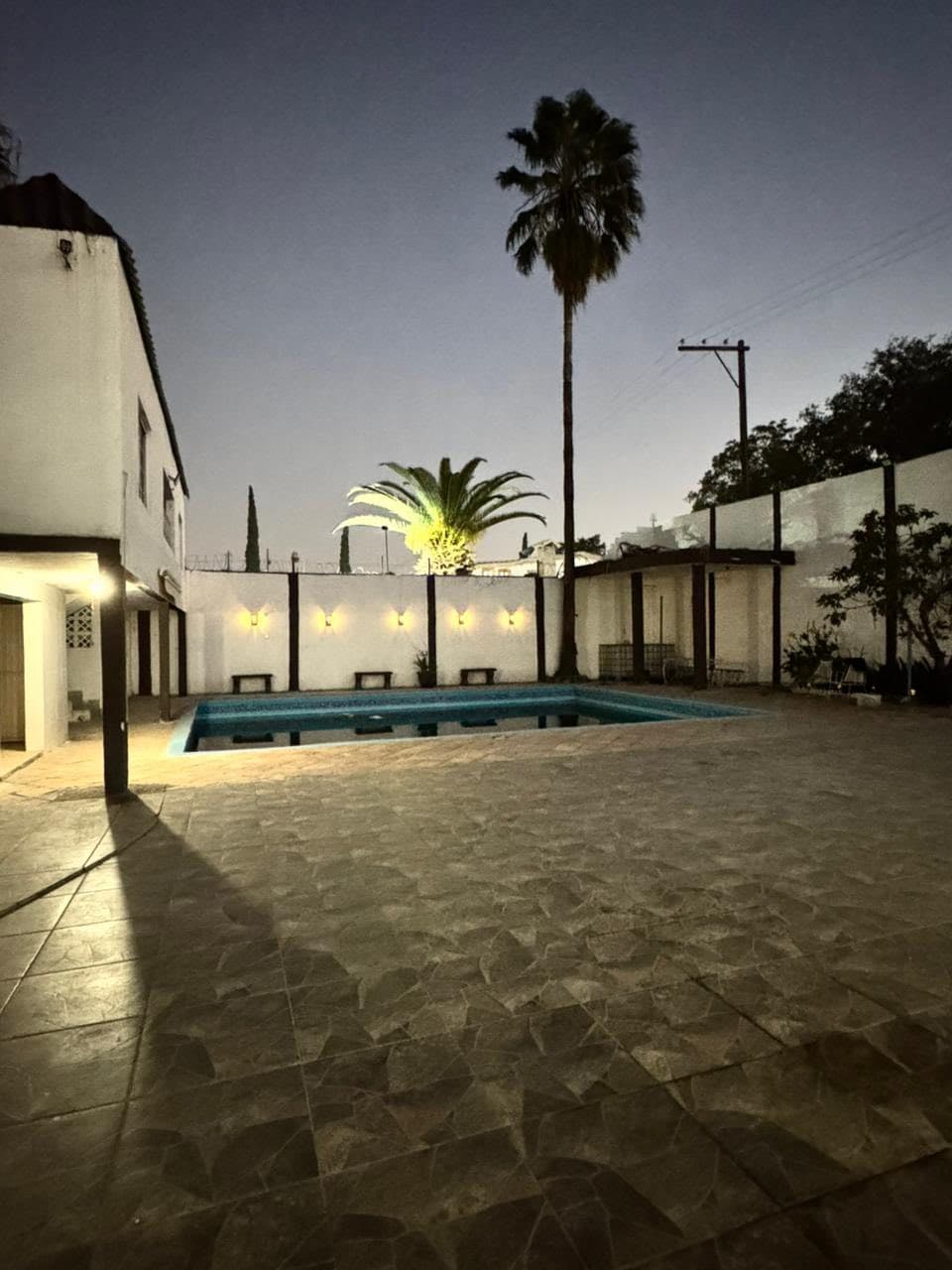 Patio de la quinta iluminado de noche